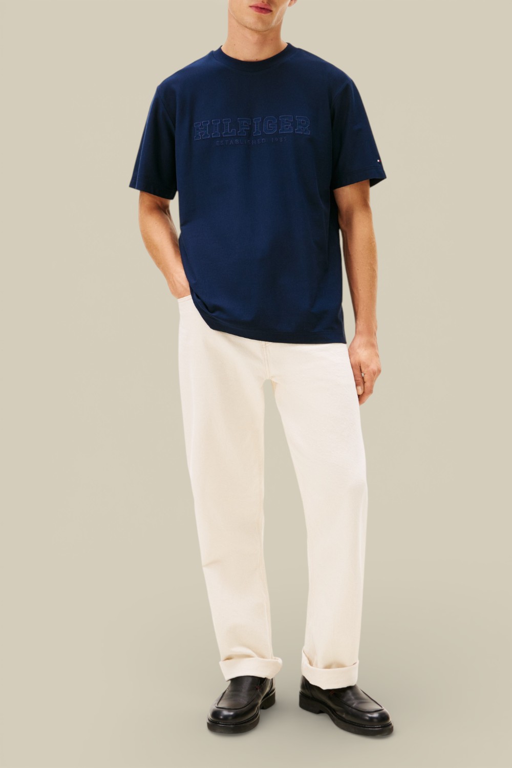 תמונת כל הלוק של חולצת טי